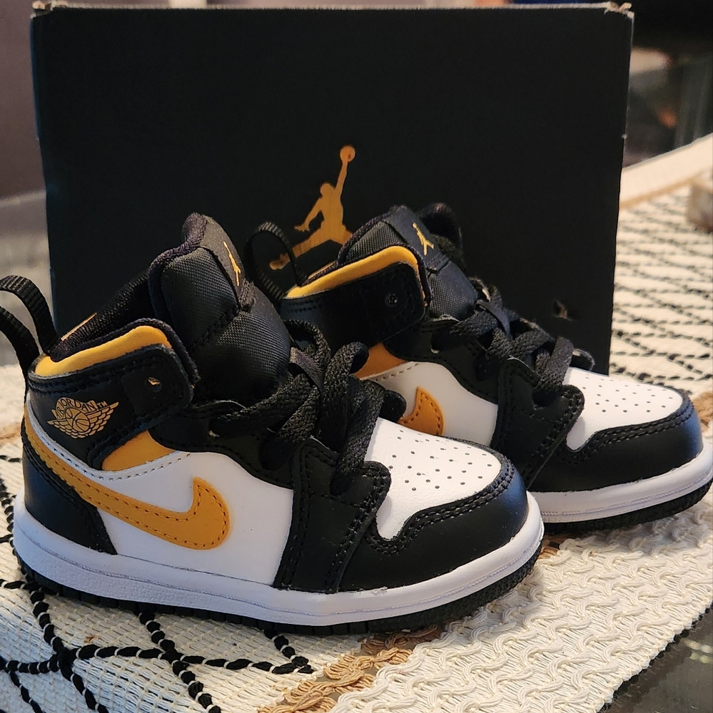 Air Jordan 1 Mid Toddler Size 5c